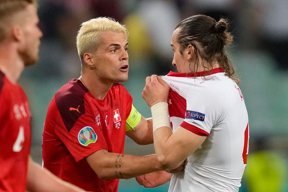 Granit Xhaka von der Schweiz diskutiert mit Caglar Söyüncü von der Türkei