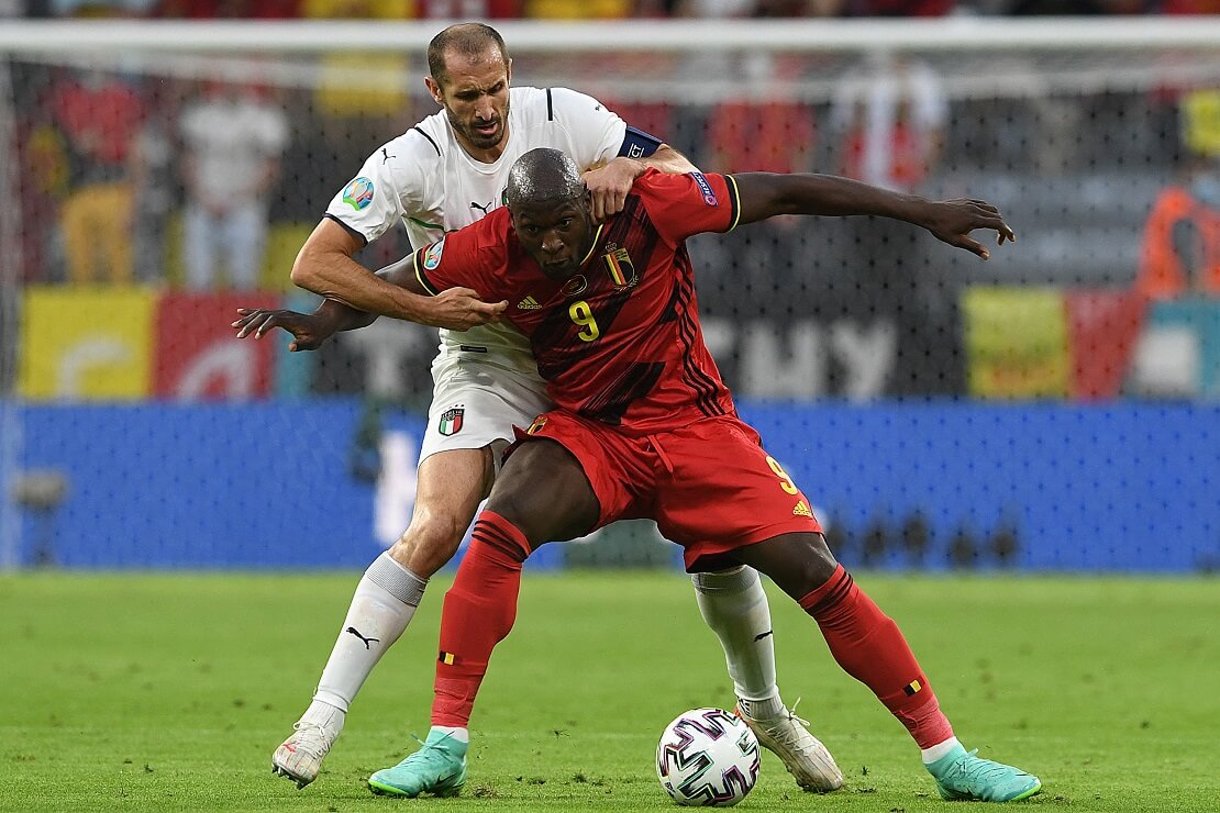 Giorgio Chiellini und Romelu Lukaku kämpfen um den Ball