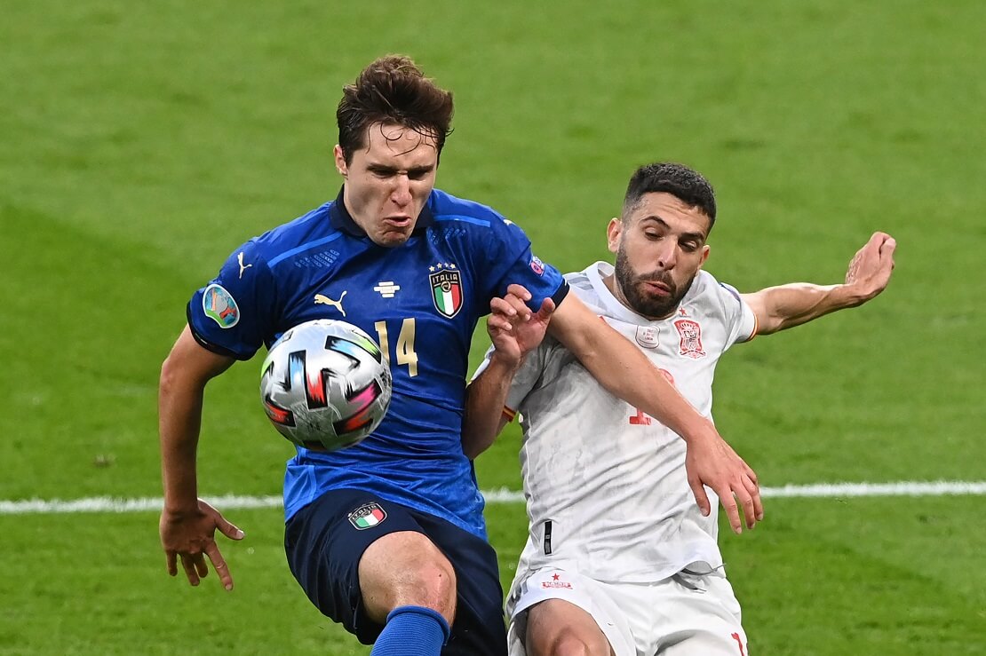 Federico Chiesa von Italien und Jordi Alba von Spanien kämpfen um den Ball