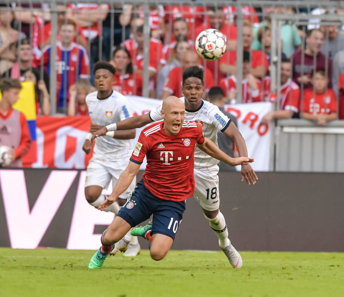 Münchens Arjen Robben stürzt bei einem vermeintlichen Foul, hinter ihm Wendell von Bayer Leverkusen