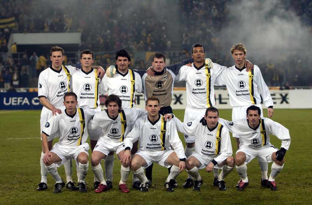 Die Mannschaft von Alemannia Aachen posiert vor einem Spiel