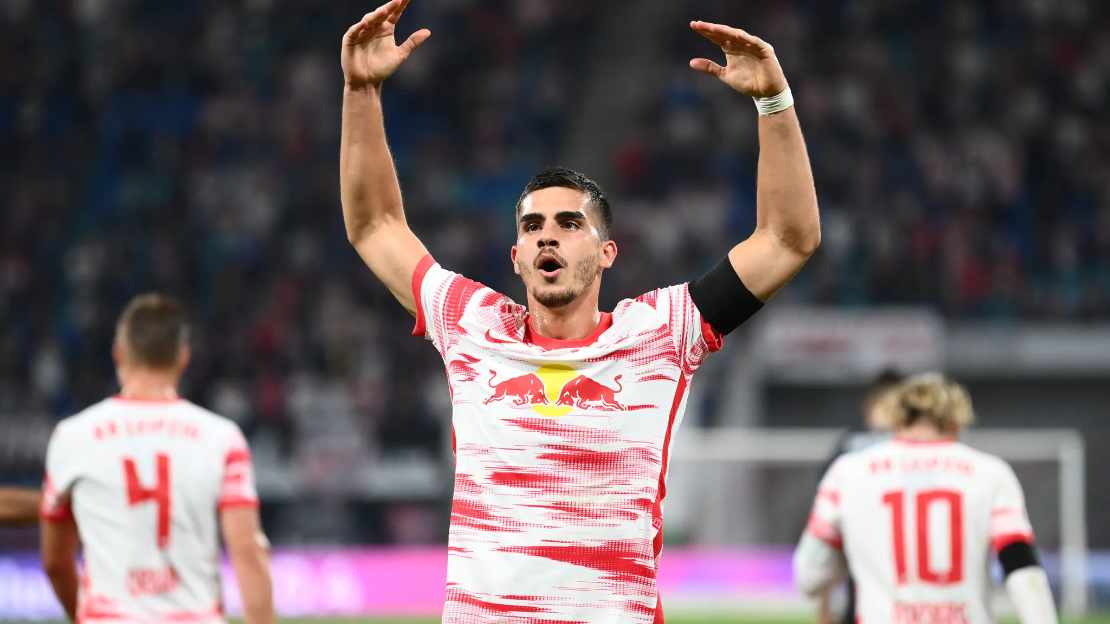 Andre Silva von RB Leipzig reißt die Arme zum Jubel hoch