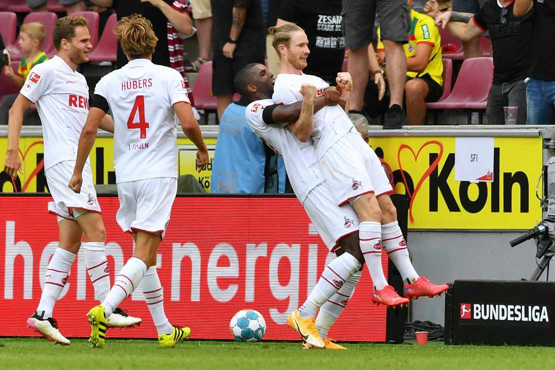 Spieler des FC Köln bejubeln ein Tor