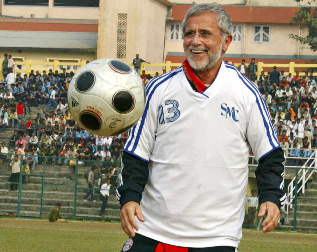 Gerd Müller hält einen Ball hoch