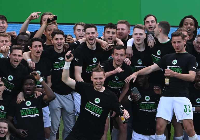 Die Spieler von Greuther Fürth feiern den Aufstieg
