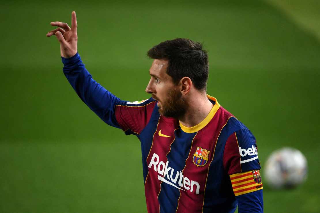 Lionel Messi vom FC Barcelona hebt die Hand