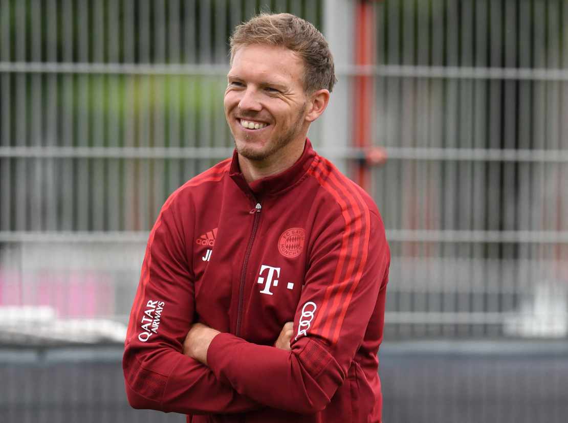 Julian Nagelsmann lächelt in einem Bayern München Trainingsanzug