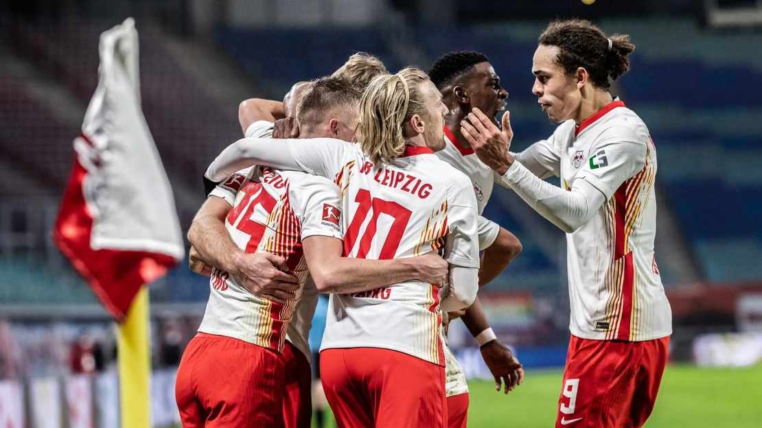 Spieler von RB Leipzig jubeln an der Eckfahne