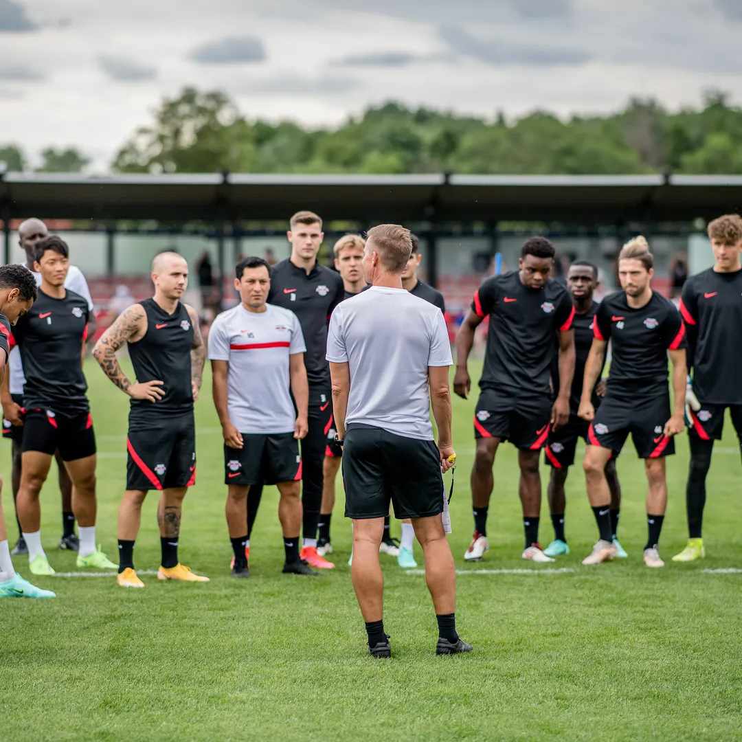 Trainer und Mannschaft von RB Leipzig besprechen sich auf dem Platz