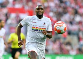 Anthony Modeste läuft hinter dem Ball