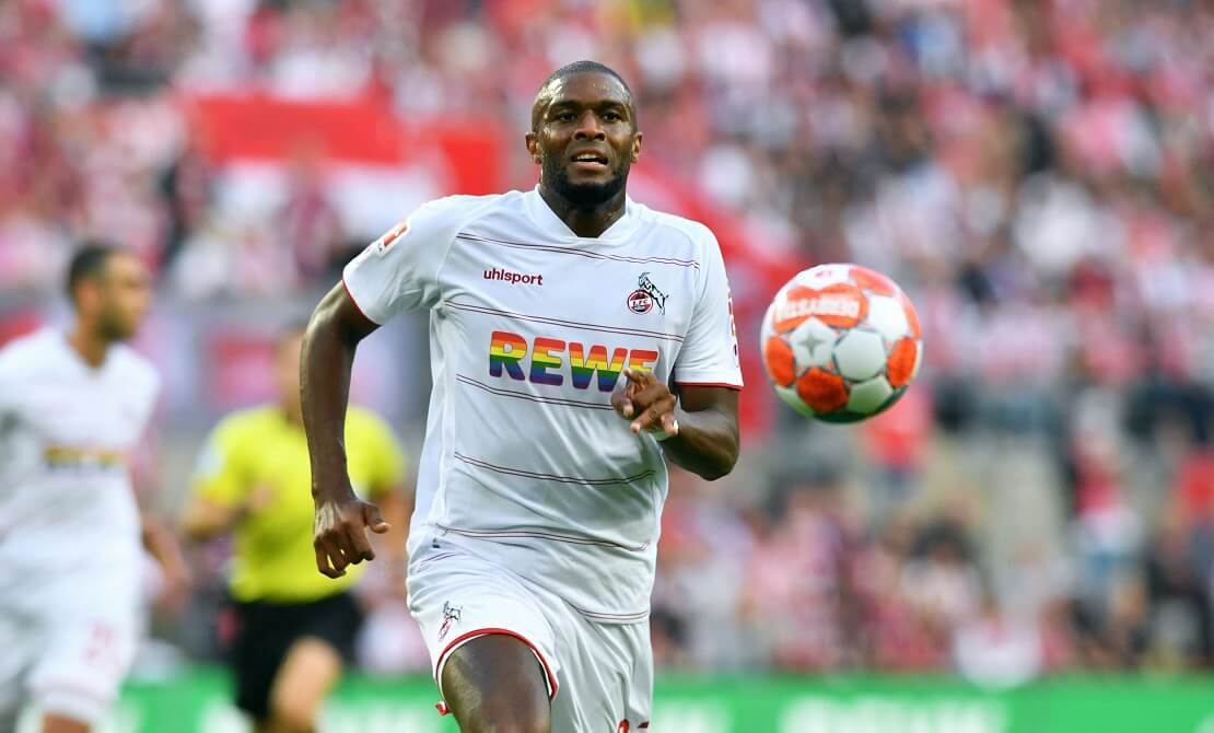 Anthony Modeste läuft hinter dem Ball