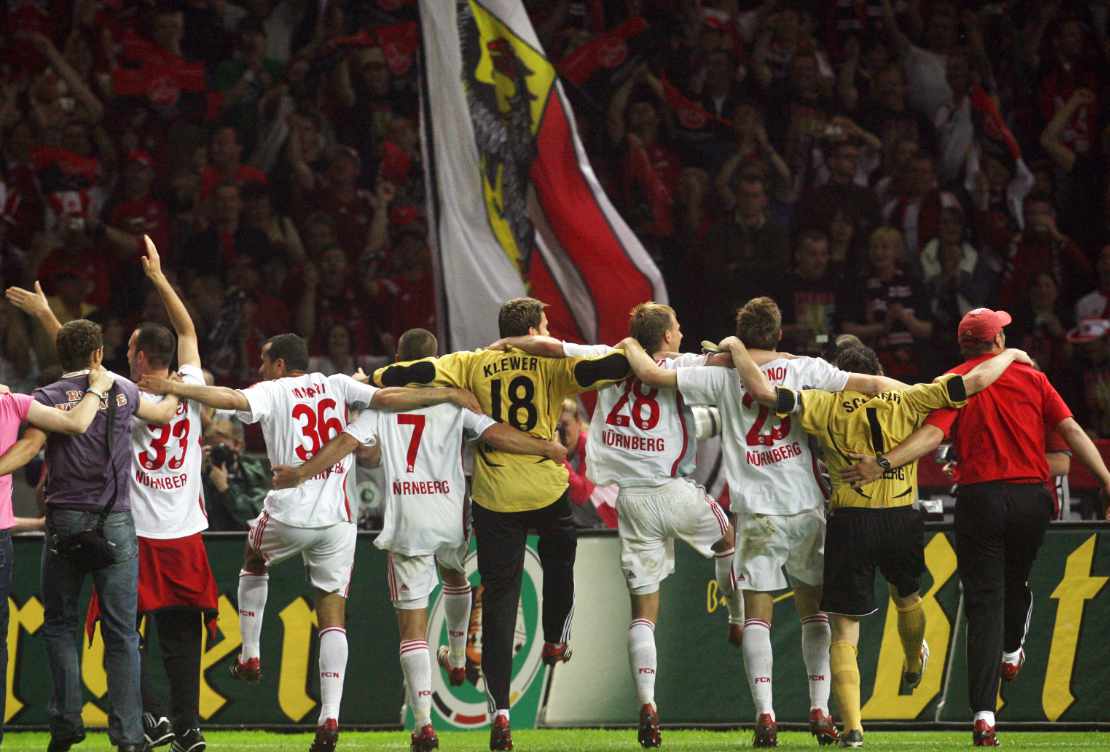 Die Spieler des FC Nürnberg feiern vor ihrer Fankurve
