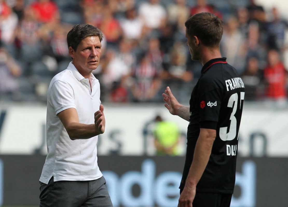 Frankfurts Trainer Oliver Glasner klatscht mit Erik Durm ab