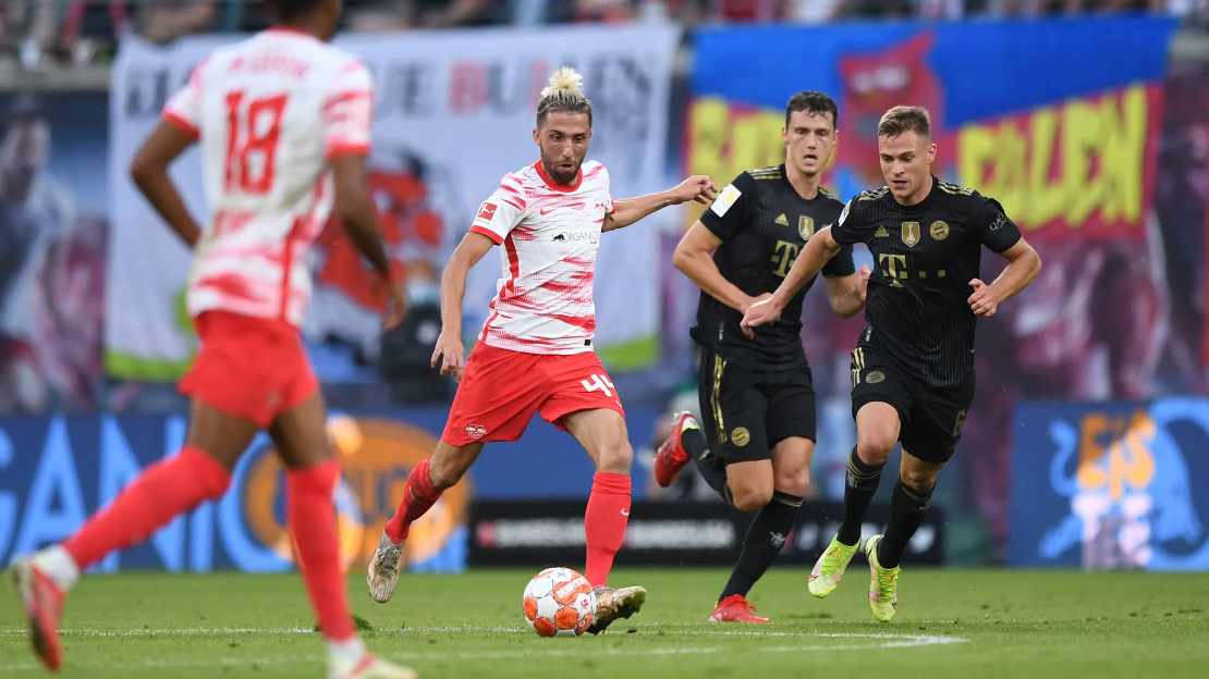 Kevin Kampl führt den Ball, Kimmich und Pavard greifen ihn an