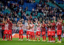 Die Mannschaft von RB Leipzig feiert einen Sieg vor der Fankurve