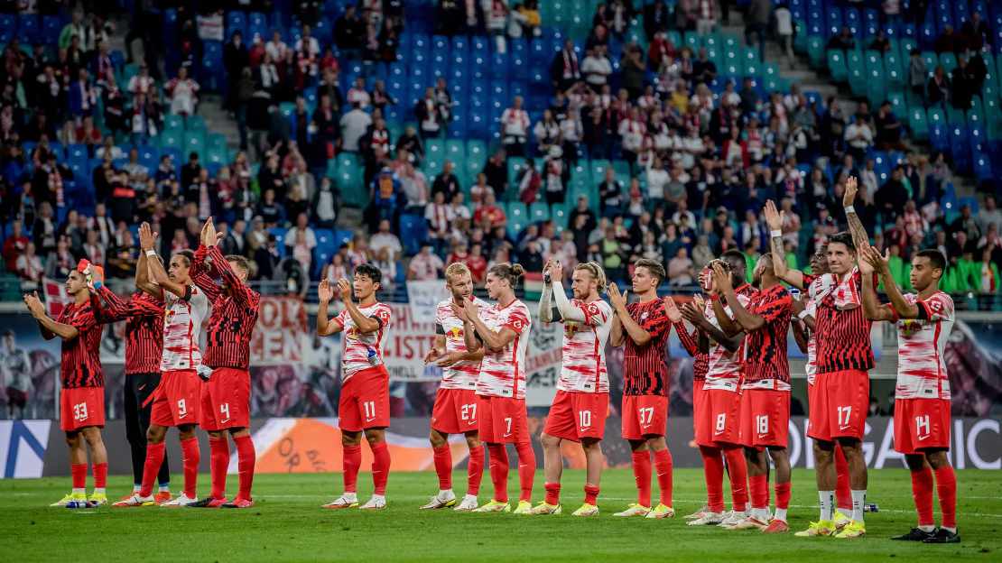 Die Mannschaft von RB Leipzig feiert einen Sieg vor der Fankurve