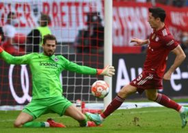 Kevin Trapp von Eintracht Frankfurt Frankfurt pariert gegen Robert Lewandowski von Bayern München