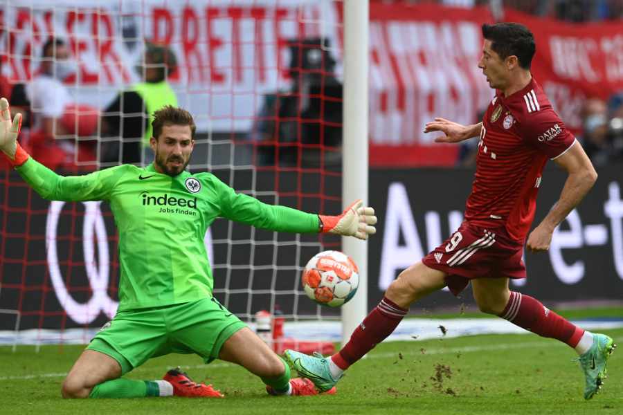 Kevin Trapp von Eintracht Frankfurt Frankfurt pariert gegen Robert Lewandowski von Bayern München