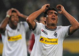 Igor Da Camargo und Dante von Borussia Mönchengladbach raufen sich verzweifelt die Haare