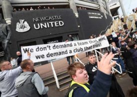 Fans demonstrieren mit einem Spruchband vor dem Stadion von Newcastle United