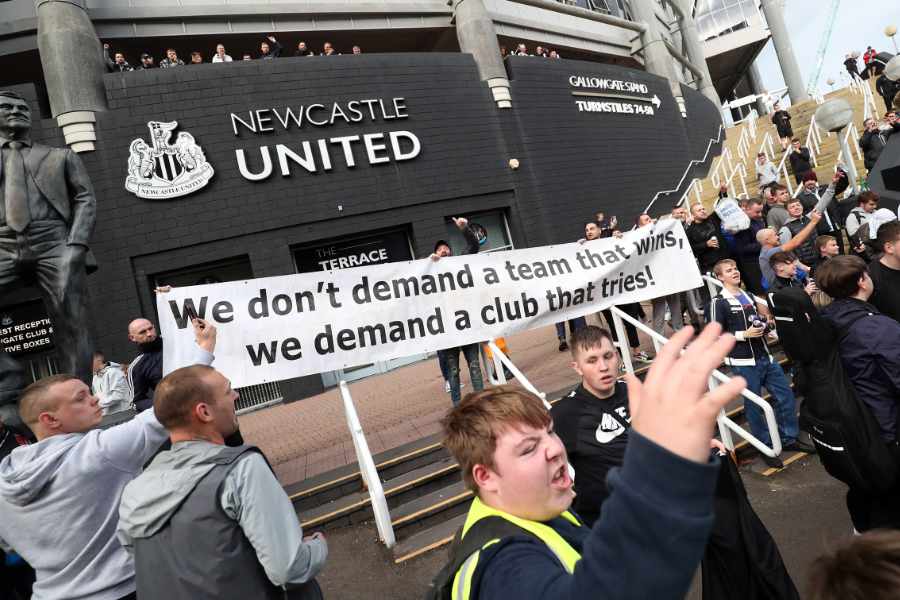 Fans demonstrieren mit einem Spruchband vor dem Stadion von Newcastle United