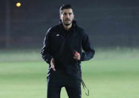 Nuri Sahin gibt Kommandos im Trainingsanzug und mit Trillerpfeife