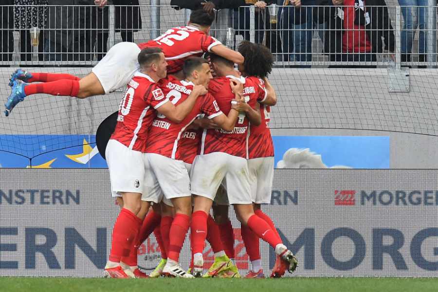 Die Spieler des SC Freiburg tummeln sich in einer Jubeltraube