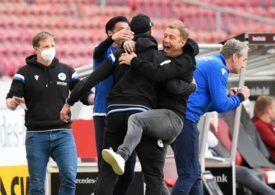 Der Trainerstab von Arminia Bielefeld liegt sich jubelnd in den Armen