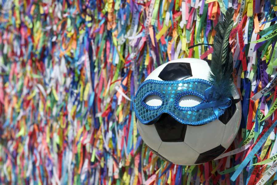Fußball mit brasilianische Maske