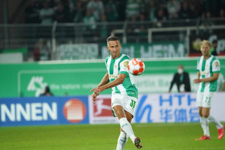 Paul Seguin von Greuther Fürth schlägt eine Flanke