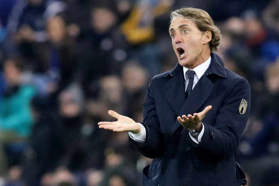 Roberto Mancini mit ausgestreckten Haenden