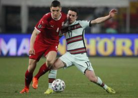 Nikola Milenkovic von Serbien und Diogo Jota von Portugal kämpfen um den Ball