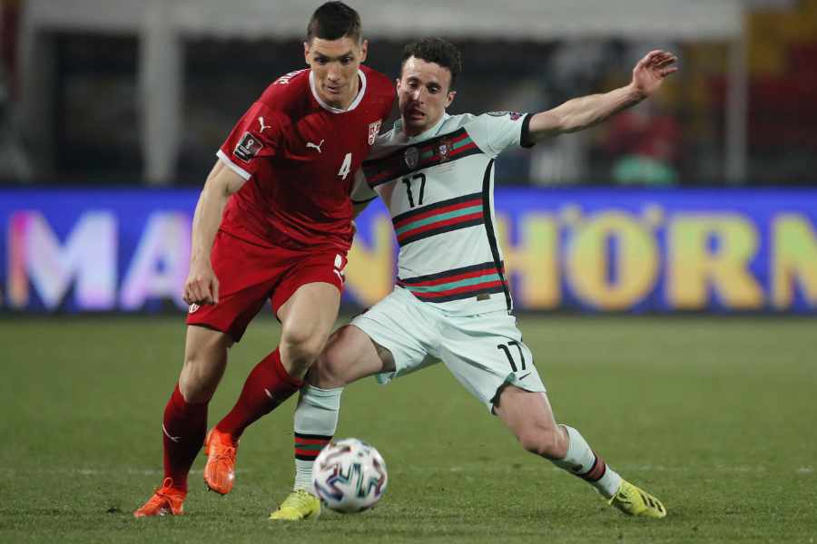 Nikola Milenkovic von Serbien und Diogo Jota von Portugal kämpfen um den Ball