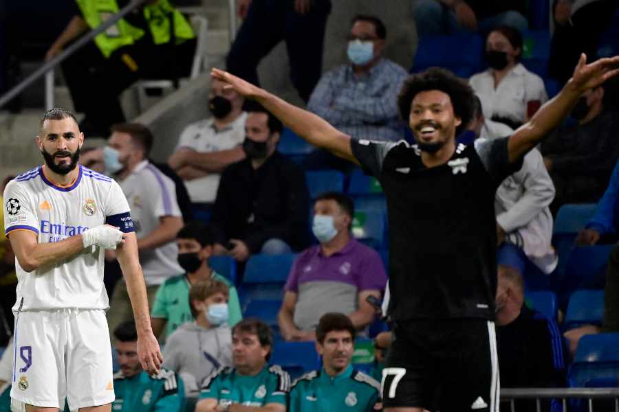 Ein Spieler von Sheriff Tiraspol jubelt, im Hintergrund steht Real Madrids Karim Benzema frustriert herum