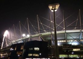 Ein großes Fußballstadion im Dunkeln bei Flutlicht