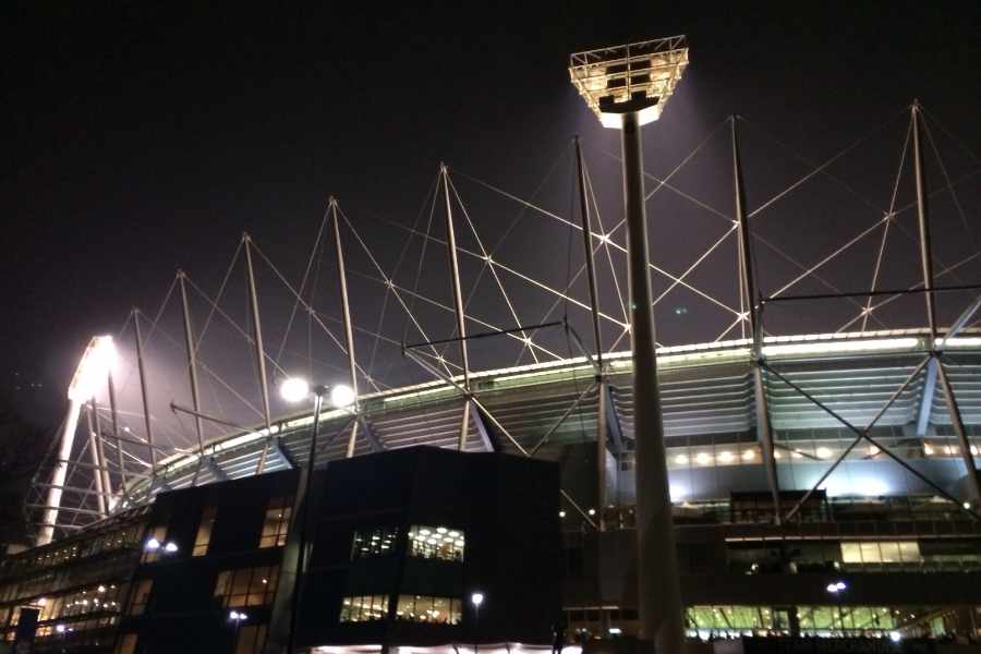 Ein großes Fußballstadion im Dunkeln bei Flutlicht