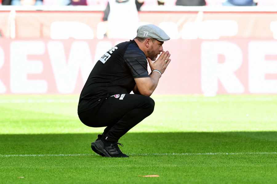 Steffen Baumgart hockt auf dem Fußballfeld