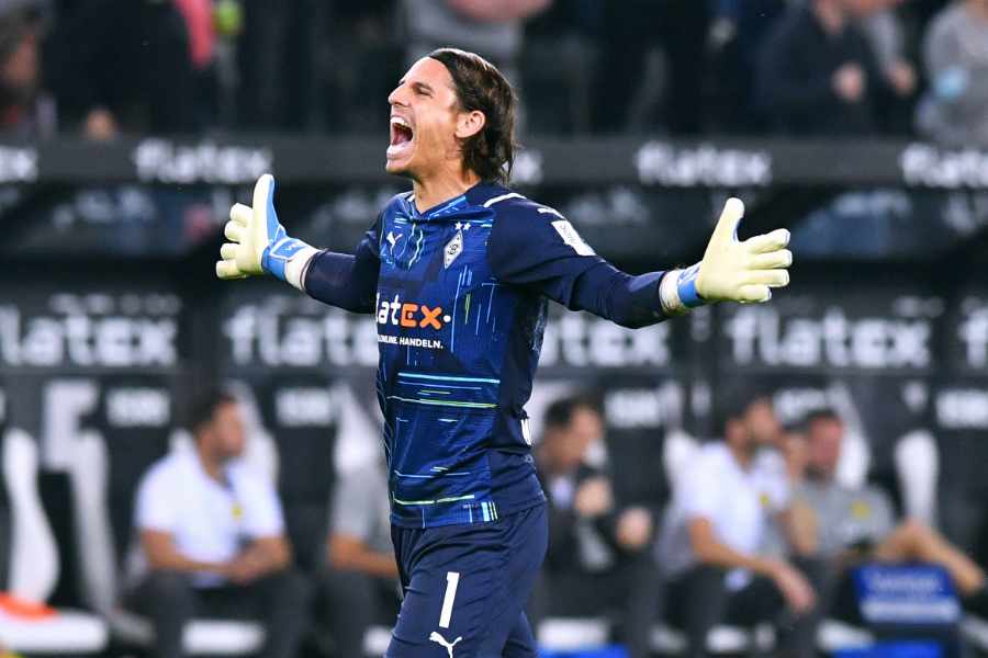 Yann Sommer mit ausgestreckten Händen