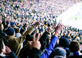 Stadion voll mit Fußballfans