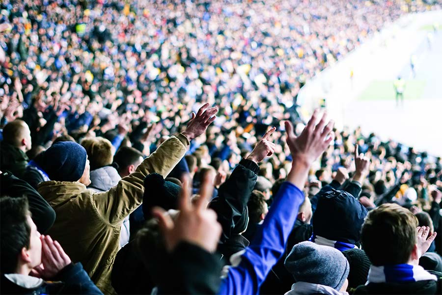 Stadion voll mit Fußballfans