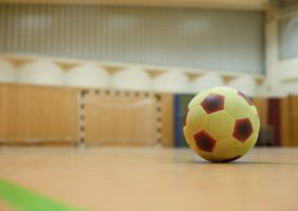 Ein Fußball auf Hallenboden