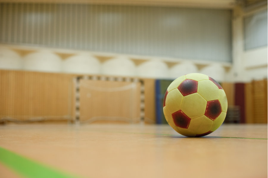 Ein Fußball auf Hallenboden