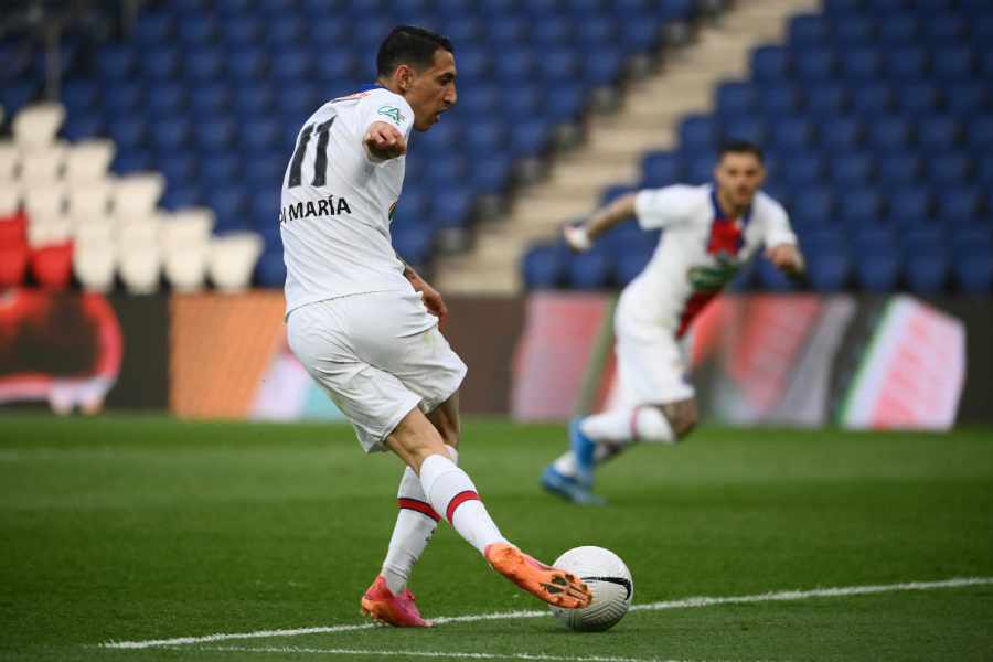 Di Maria macht ein Rabona auf dem Fußballfeld