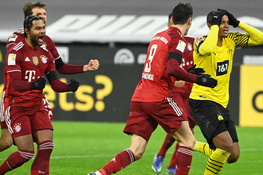 Gnabry, Lewandowski und Akanji laufen auf dem Fußballfeld