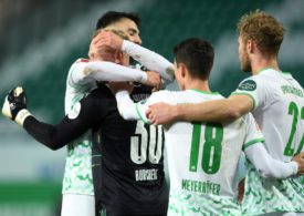 Mannschaftsumarmung der Greuther Fürth