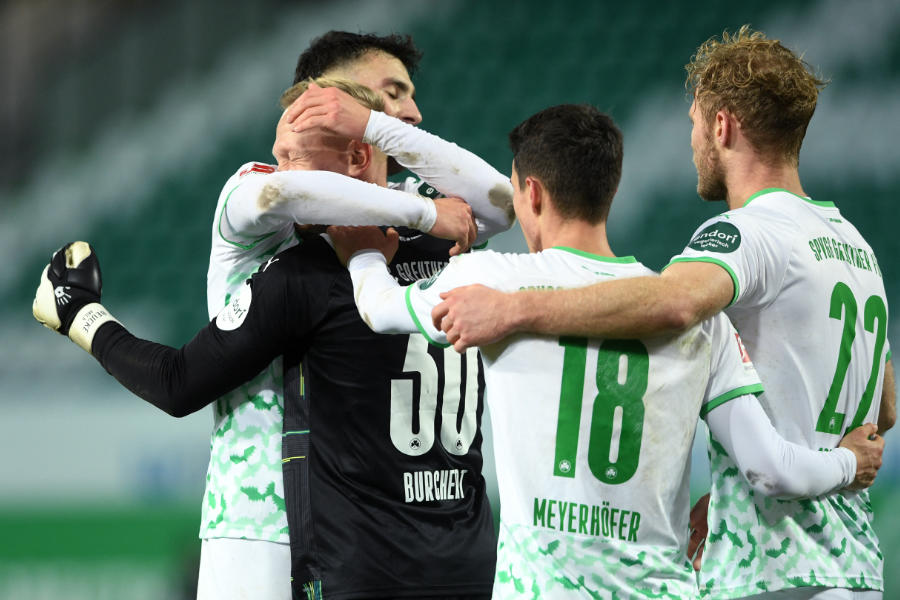 Mannschaftsumarmung der Greuther Fürth