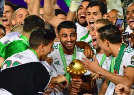 Riyad Mahrez hält Afrikan Cup in der Hand