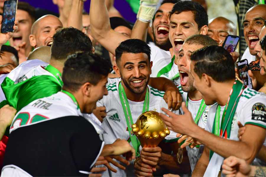 Riyad Mahrez hält Afrikan Cup in der Hand