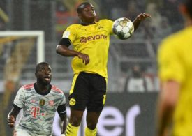 Youssoufa Moukoko mit Ballannahme in der Luft