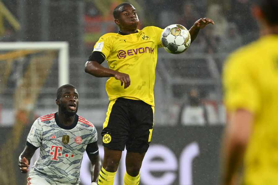 Youssoufa Moukoko mit Ballannahme in der Luft